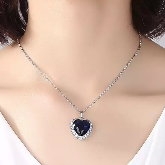 Jewelry - 💙Silver Blue Heart Necklce💙